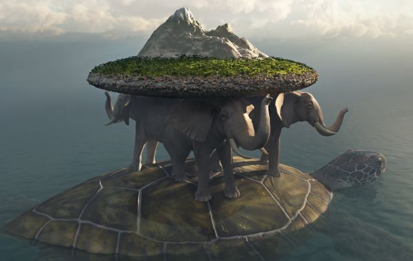 Fantastische Darstellung einer riesigen Schildkröte im Ozean, die vier Elefanten auf dem Rücken trägt. Die Elefanten stützen eine flache, bewachsene Scheibenwelt mit Berg. Der Himmel ist wolkenverhangen und warm beleuchtet.